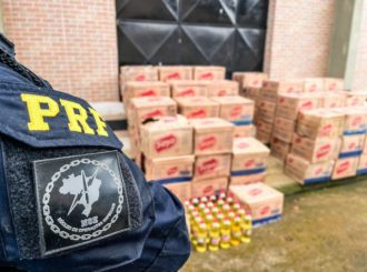 PRF apreende 1,6 mil litros de óleo de cozinha em Pacaraima