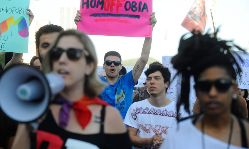 Registros de racismo e homofobia disparam no país em 2022