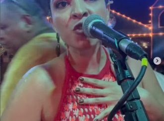 Cantora interrompe apresentação no arraial do Parque Anauá por risco de contato da chuva com instrumentos elétricos: “pela nossa segurança”