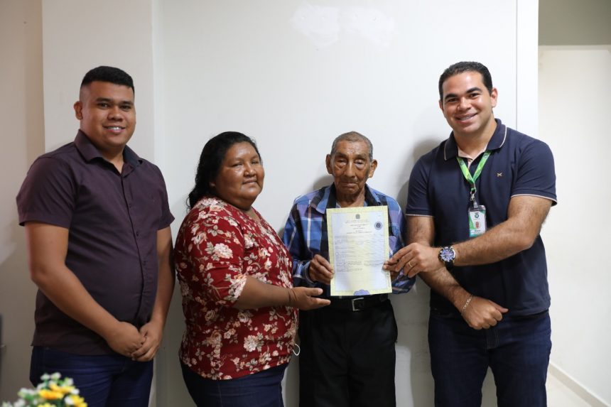 Idosa indígena recebe primeira certidão de nascimento aos 85 anos