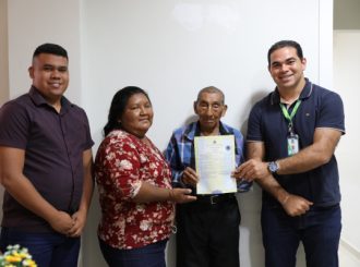 Idosa indígena recebe primeira certidão de nascimento aos 85 anos