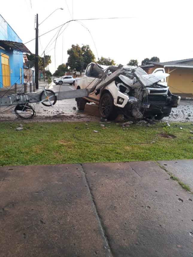Motorista colide em poste e deixa parte de moradores sem energia em avenida de Boa Vista