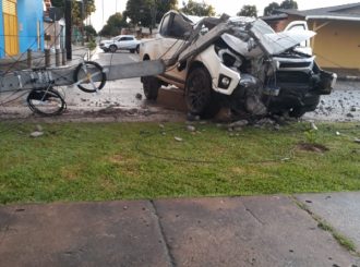 Motorista colide em poste e deixa parte de moradores sem energia em avenida de Boa Vista