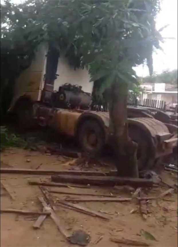 Motorista com sinais de embriaguez colide caminhão em carro estacionado e invade quintal de residência no bairro São Bento