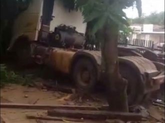 Motorista com sinais de embriaguez colide caminhão em carro estacionado e invade quintal de residência no bairro São Bento