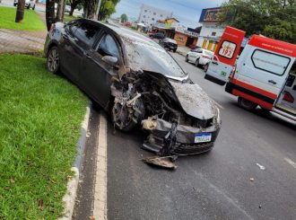 Motorista e passageira ficam feridos após carro bater em contêiner de entulho na avenida Ville Roy