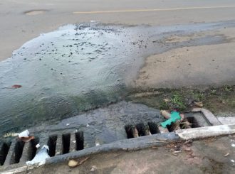 Moradores reclamam há três meses, mas Caer não resolve problema de esgoto estourado no bairro Pintolândia