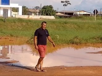 Lamaçal em avenida de Rorainópolis causa transtorno para população