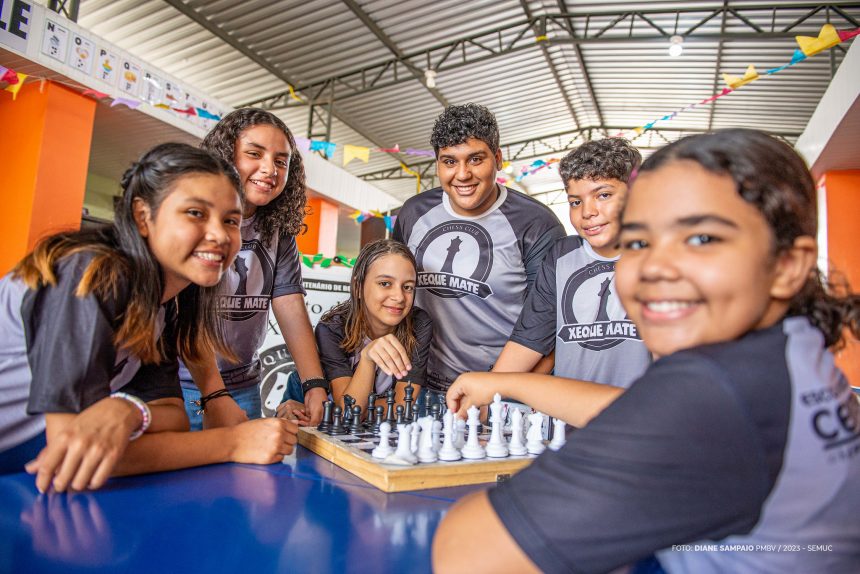 Escola municipal de Boa Vista recebe materiais para prática de xadrez
