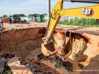 Obra não sinalizada da Caer atrapalha trânsito e Prefeitura precisa interditar trecho da Avenida João Alencar