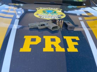 PRF apreende arma de fogo e munições durante fiscalização em ônibus na BR-174