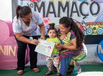 Mães celebram crescimento saudável das crianças em ‘Formatura do Bebê’