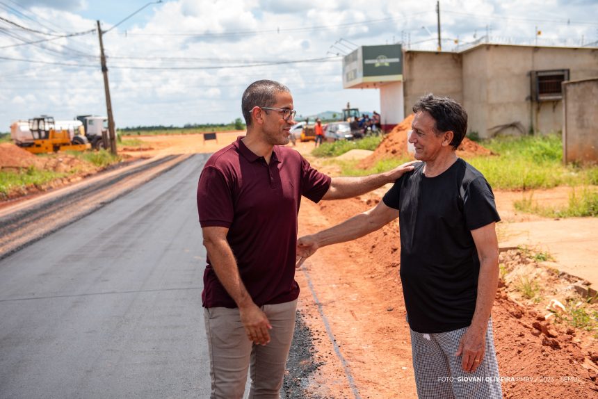 Arthur Henrique visita obras de infraestrutura no bairro Murilo Teixeira