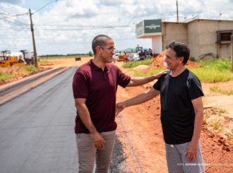 Arthur Henrique visita obras de infraestrutura no bairro Murilo Teixeira