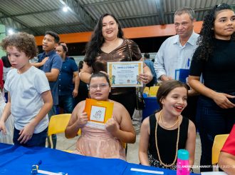 Com direito a noite de autógrafos, alunos com autismo de escola da prefeitura lançam seus próprios livros