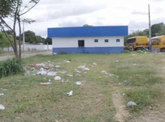 Enquanto prefeito de Normandia paga R$ 840 na limpeza de uma centrar de ar, cidade fica tomada por lixo