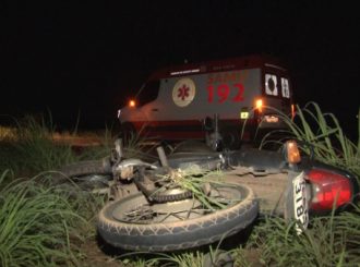 Mulher fica ferida após bater em meio-fio e perder o controle da motocicleta na RR-205