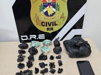 Pai dá carona para filho suspeito de envolvimento com o tráfico de drogas e acaba preso após jovem fugir de abordagem