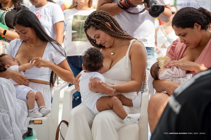 ‘Agosto Dourado’: mães se reúnem no Parque do Rio Branco em ato que reforça a importância do aleitamento materno