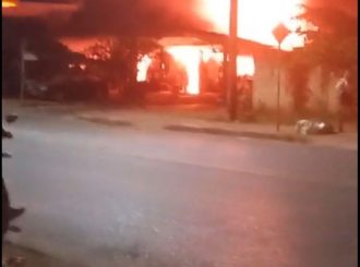 Borracharia pega fogo em avenida no bairro Cambará
