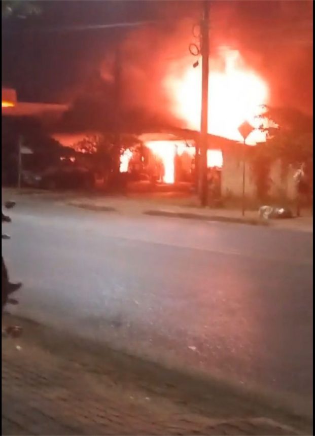 Borracharia pega fogo em avenida no bairro Cambará