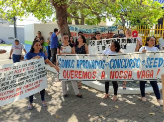 Em manifestação, professores do cadastro de reserva cobram convocação e prorrogação do concurso à Secretaria de Educação
