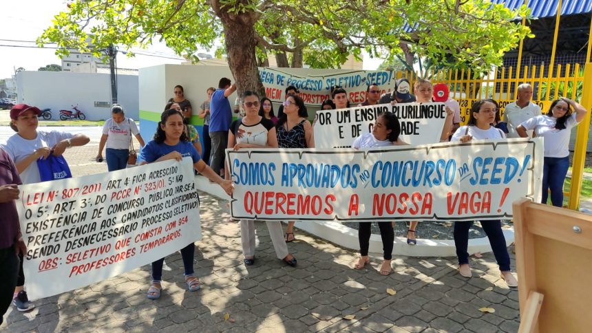 Em manifestação, professores do cadastro de reserva cobram convocação e prorrogação do concurso à Secretaria de Educação