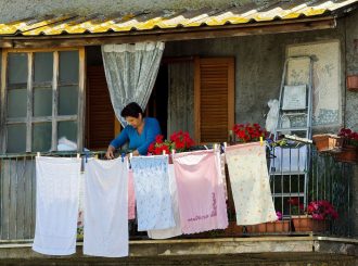 Mulheres gastam quase o dobro de tempo no serviço doméstico, mostra pesquisa