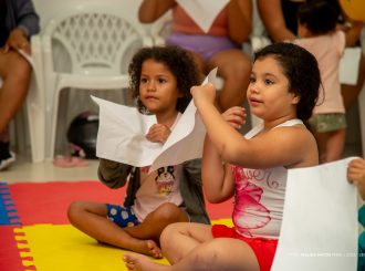 Objetos se transformam em instrumentos durante aula de musicalização e encantam crianças