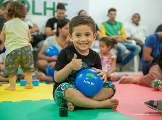 Com materiais recicláveis, pais e crianças aprendem a confeccionar brinquedos sustentáveis na ‘Semana do Bebê 2023’