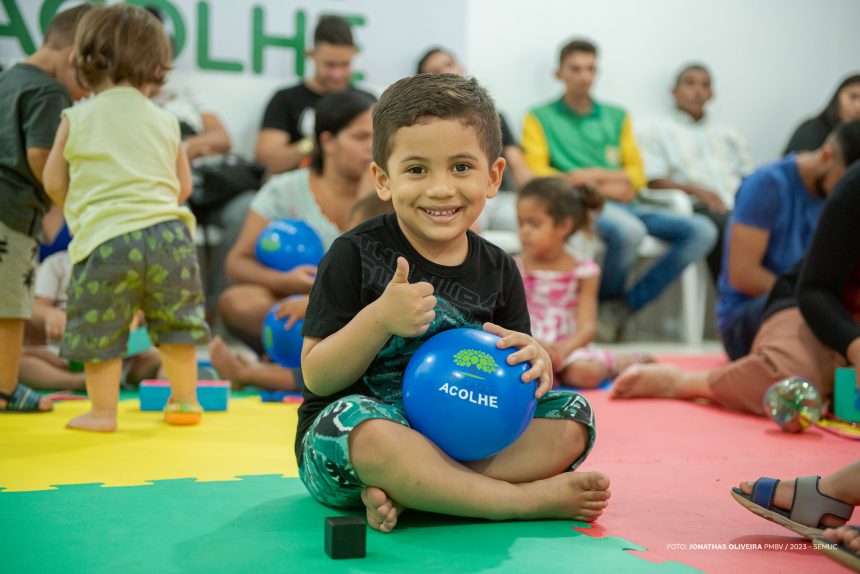 Com materiais recicláveis, pais e crianças aprendem a confeccionar brinquedos sustentáveis na ‘Semana do Bebê 2023’