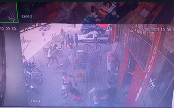 Grupo tenta fazer arrastão em frente a supermercado no bairro 13 de setembro; veja vídeo
