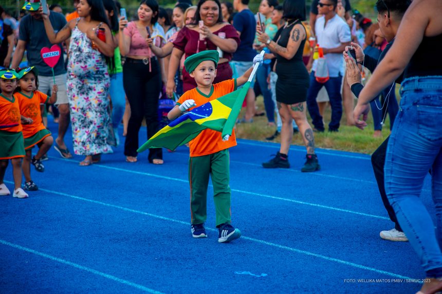 Crianças celebram a Independência do Brasil com fantasias criativas na Vila Olímpica