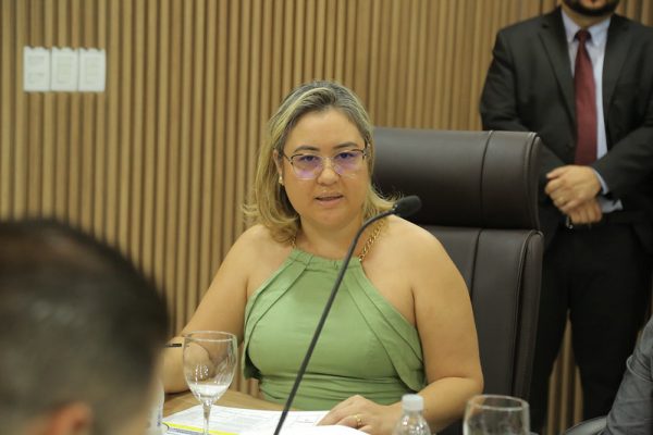 Após determinação da Justiça Federal, Governo publica afastamento de Cecília Lorenzon