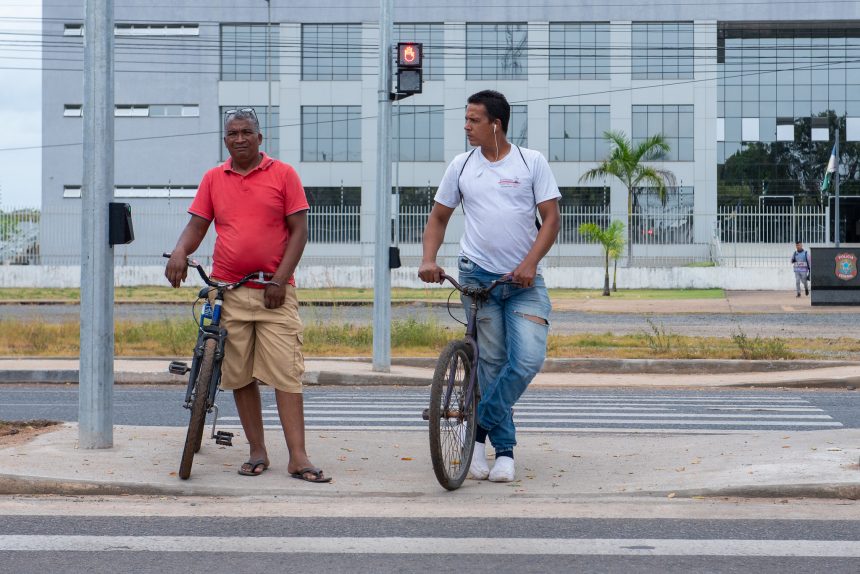 Prefeitura instala semáforo sonoro para auxiliar travessia de pedestres em Boa Vista