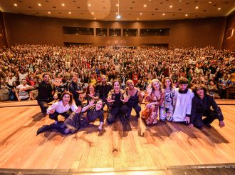 Mais de mil pessoas lotam Teatro Municipal na segunda noite de exibição do espetáculo ‘Ensina-me a Viver’