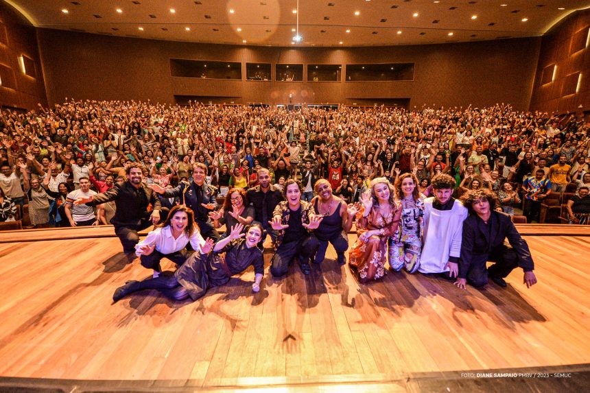 Mais de mil pessoas lotam Teatro Municipal na segunda noite de exibição do espetáculo ‘Ensina-me a Viver’