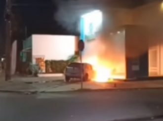 Veículo pega fogo em avenida do bairro Buritis