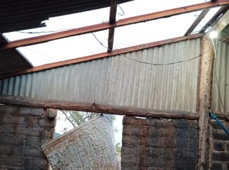 Serra do Truaru tem casas destelhadas após passagem de temporal; veja vídeo