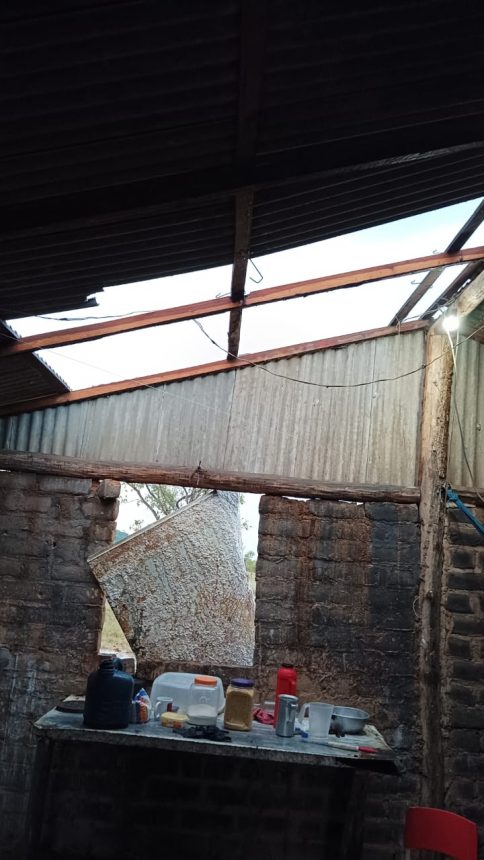 Serra do Truaru tem casas destelhadas após passagem de temporal; veja vídeo