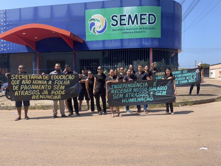 Professores de Rorainópolis protestam contra atraso de salários