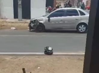 Mototaxista fica ferido após batida frontal com carro no bairro Sílvio Botelho
