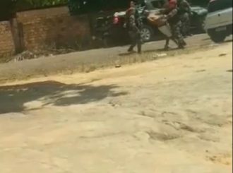 Durante abordagem: homem cai desacordado após receber soco de policial; veja vídeo