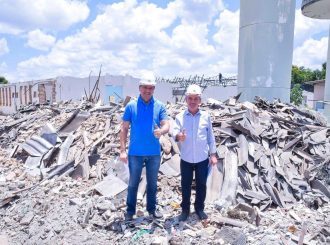 Depois de 2 anos de obra parada, governador vai à maternidade se promover politicamente em vídeo