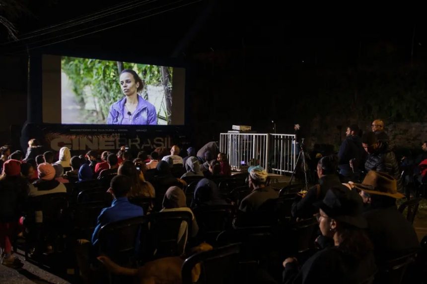 Boa Vista recebe exibição de cinema gratuito em praça pública