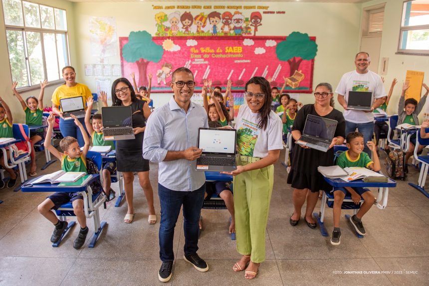 Prefeito Arthur entrega chromebooks aos novos professores da rede municipal de ensino