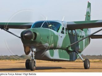 Aeronave da Base Aérea de Boa Vista faz pouso de emergência em rio