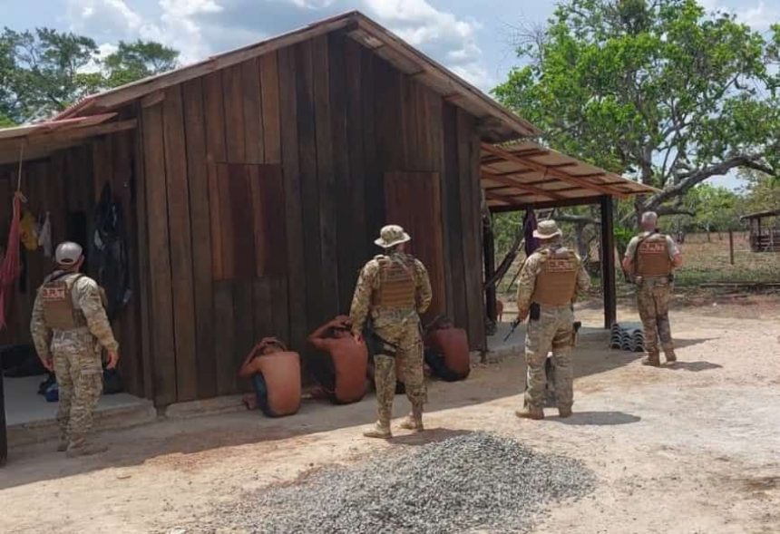 Polícia Civil faz ação para realizar perícia criminal e prende duas pessoas com armas, munições e dinheiro no interior de RR