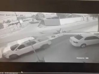 Homem tem cabeça esmagada por carro e motorista foge sem prestar socorro