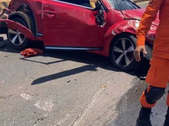Motorista perde controle da direção, atinge barreira lateral de viaduto e capota veículo em Boa Vista